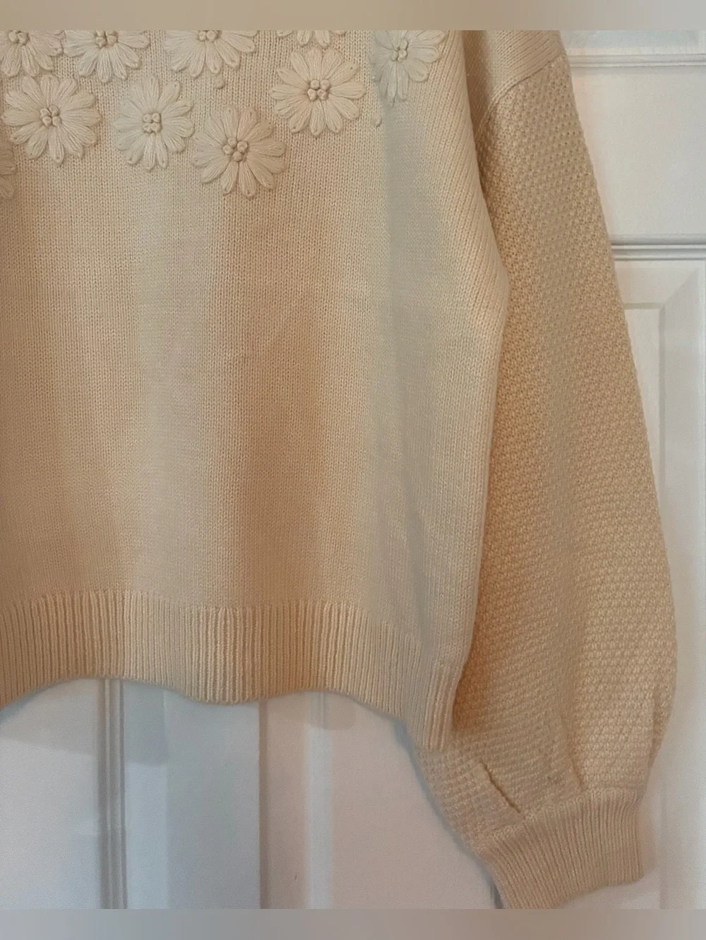 Hyacinth House Cream Crew Neck Sweater. Knit Appliqué Raised Flowers & Dots.EC